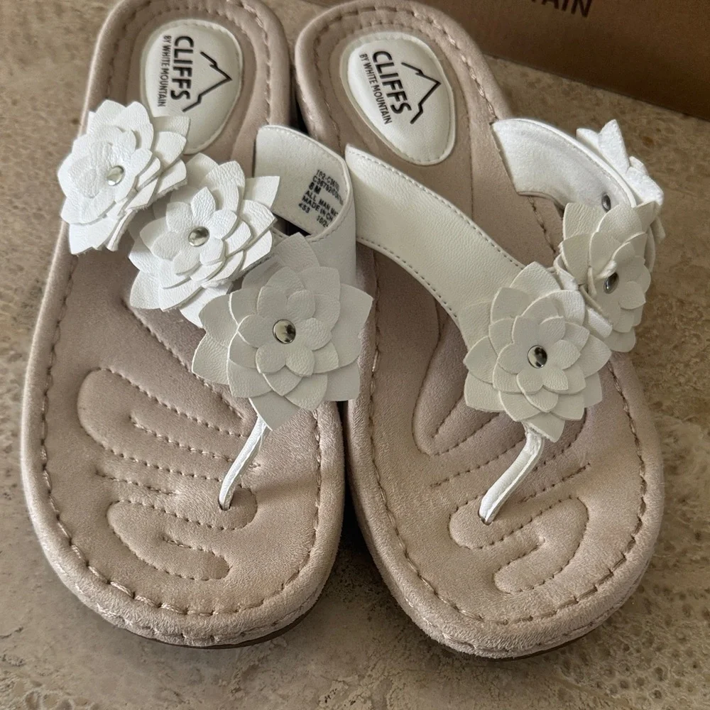 Cliffs by WHITE MOUNTAIN White Floral Sandals - Picture 2 of 5
